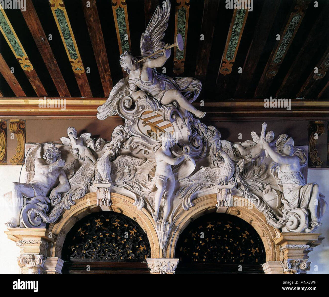 . Italiano : Fame avec les armoiries de la famille Merati stuc 1689-1712 Palazzo Merati, Venise . 5 octobre 2014, 20:52:22. Abbondio Stazio 1141 Stazio - Palazzo Merati Banque D'Images