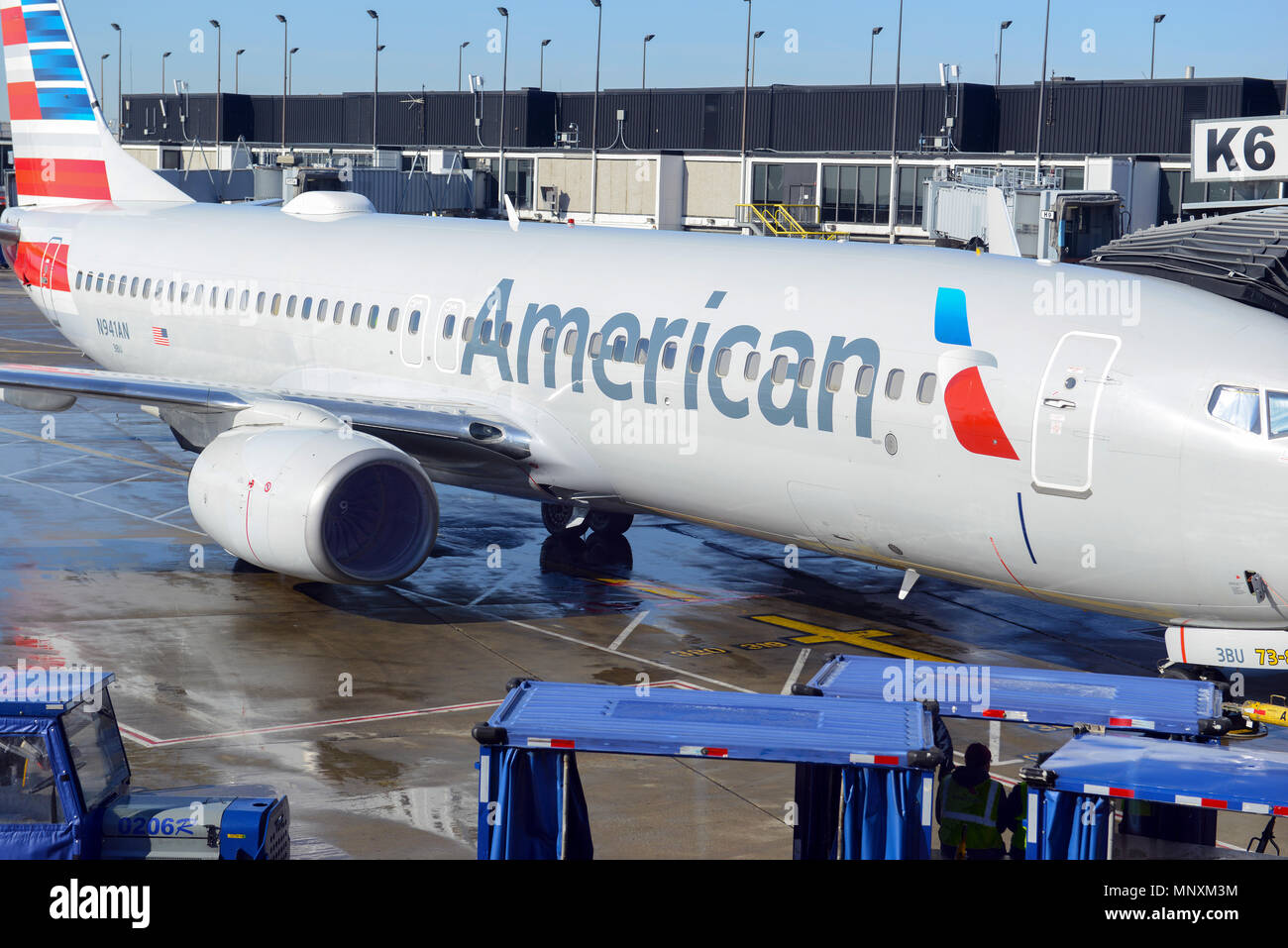 CHICAGO vers avril 2018. American Airlines avion à O'Hare Airport Terminal, où l'American a ouvert de nouvelles portes alignés avec la croissance et l'expansio Banque D'Images