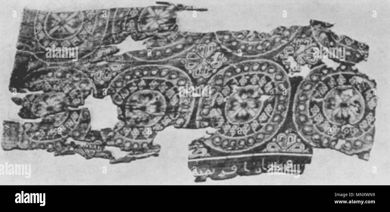 . Anglais : une bande d'inscriptions sur les textiles est généralement appelé le tiraz. Cette inscription est en tissu brodé en point de croix, de split avec soie jaune rouge sur le sol. Avant d'être semé, l'inscription a été parsemée d'encre sur le tissu. Florence Journée dates cette inscription à l'époque tiraz du calife Omeyyade Marwan I, c.-à-d., Marwan ibn al-Hakam (64-65 AH / 684-85 CE). Ce qui en fait le plus ancien connu textile islamique. Emplacement : La Whitworth Art Gallery, Manchester. 64-65 AH / 683-85 CE. L'usine de l'Ifrikiya Tiraz (Tunisie) 1194 caractères coufiques - Tiraz Banque D'Images