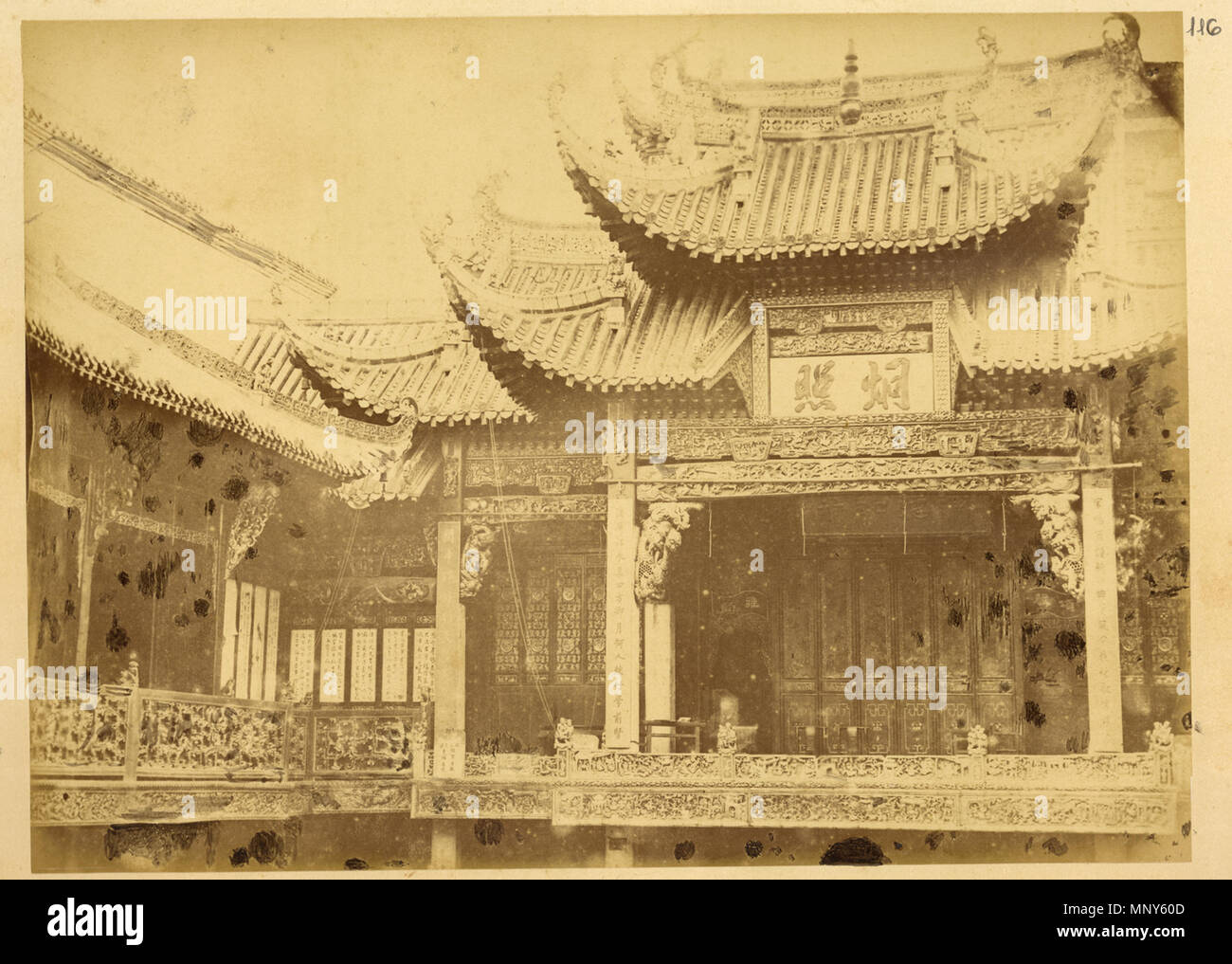 Русский : вид на театр купеческой гильдии Гуанчжоу. Г. Ханькоу провинция Хубэй, Китай, 1874 г. English : Vue sur le théâtre de la Guilde des marchands de Canton. Hankou, dans la province d'Hubei, en Chine, 1874 English : Vue de théâtre du Canton de guilde des marchands. La province de Hubei, Hankou, Chine, 1874 广东商会剧院一景 中国湖北省汉口 中文 :。，1874 年 Português : Visão do Teatro da guilda de Comerciantes de Cantão. Província de Hankou, Hubei, Chine, 1874 العربية : منظر نقابة لمسرح تجار كانتون. هانكو مقاطعة هوبي،،، 1874 الصين Español : Vista del Teatro del Edificio del gremio mercantil de Medinaceli. D'Hankou, provincia Banque D'Images