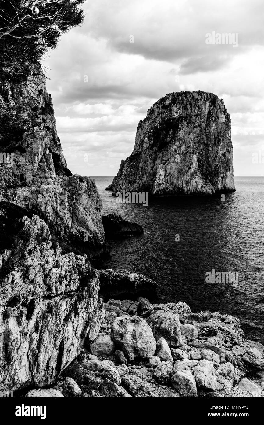 Vue de Capri (Campanie, Italie) typique (cheminées) mer Faraglioni Banque D'Images