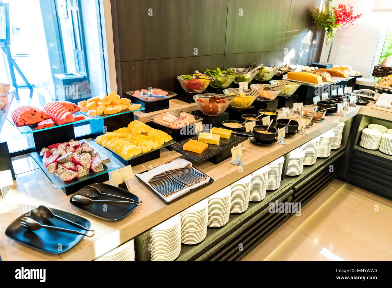 Salade de fruits et des barres d'un buffet de l'hôtel. Focus sélectif. Banque D'Images