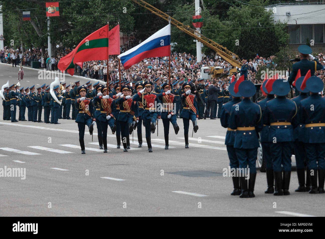 Un défilé militaire formel à l'occasion du jour de la victoire le 9 mai qui commémore la victoire de l'Union soviétique sur l'Allemagne nazie sur la place Suvorov à Tiraspol, la capitale de Pridnestrovie, officiellement connue sous le nom de République moldave Pridnestrovienne PMR et également appelée Transnistrie depuis 1992 un État sécessionniste enclavé internationalement reconnu comme faisant partie de la Moldavie Banque D'Images
