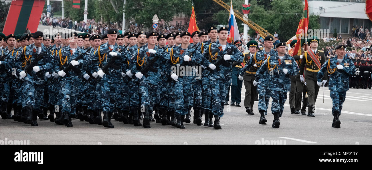 Un défilé militaire formel à l'occasion du jour de la victoire le 9 mai qui commémore la victoire de l'Union soviétique sur l'Allemagne nazie sur la place Suvorov à Tiraspol, la capitale de Pridnestrovie, officiellement connue sous le nom de République moldave Pridnestrovienne PMR et également appelée Transnistrie depuis 1992 un État sécessionniste enclavé internationalement reconnu comme faisant partie de la Moldavie Banque D'Images