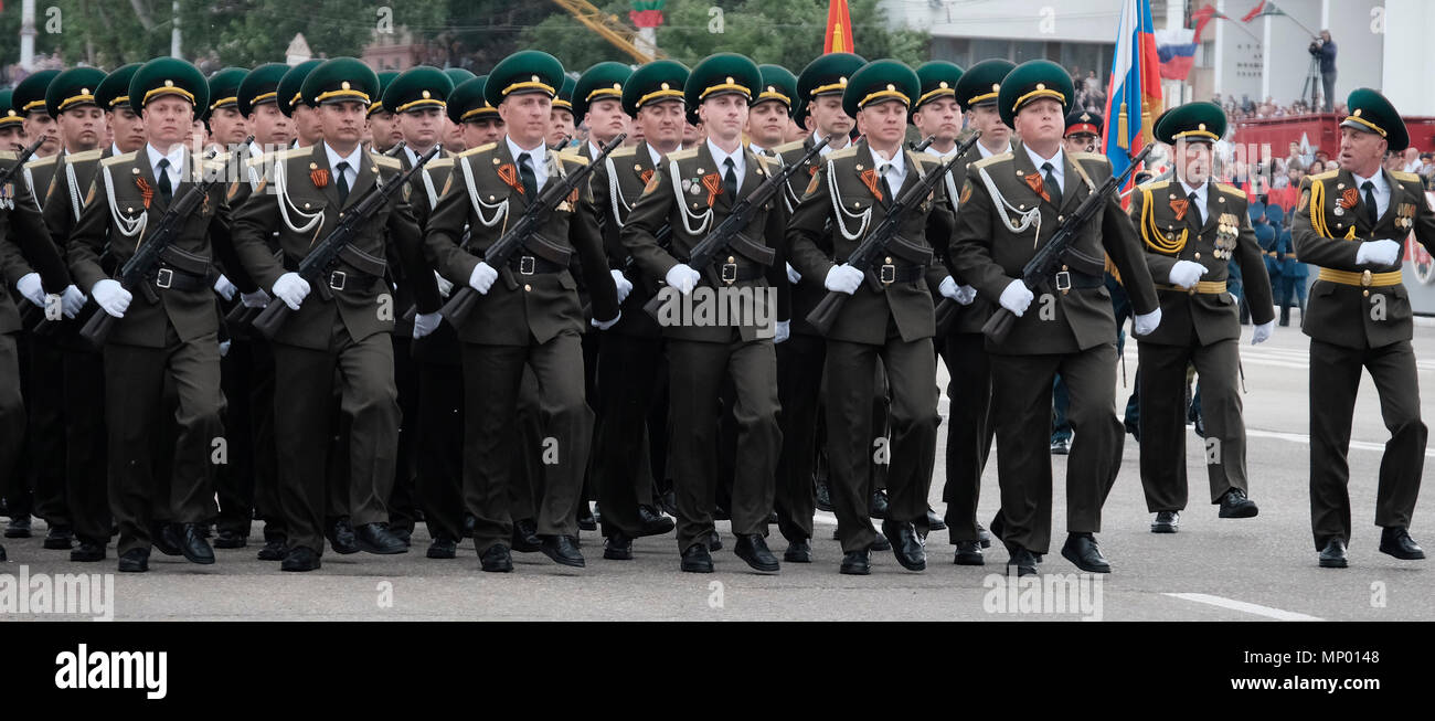 Des officiers militaires participent à une cérémonie militaire à l'occasion de la Journée de la victoire le 9 mai qui commémore la victoire de l'Union soviétique sur l'Allemagne nazie dans la rue du 25 octobre dans le centre de Tiraspol la capitale de Pridnestrovie, officiellement connue sous le nom de République moldave Pridnestrovienne PMR et également appelée Transnistrie depuis 1992 un État sécessionnaire enclavé internationalement reconnu comme faisant partie de la Moldavie Banque D'Images