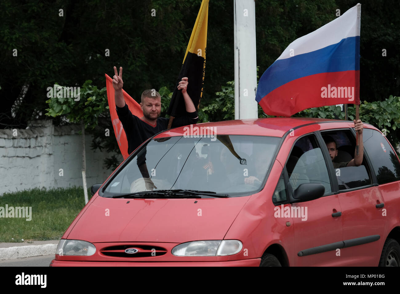 Des civils arborant des drapeaux de l'ex-Union soviétique russe pendant le jour de la victoire le 9 mai qui commémore la victoire de l'Union soviétique sur l'Allemagne nazie dans la ville de Bender de facto nom officiel Bendery à Pridnestrovie, officiellement connu sous le nom de République moldave Pridnestrovienne PMR et également appelé Transnistrie depuis 1992 un État sécessionnaire enclavé internationalement reconnu comme faisant partie de la Moldavie Banque D'Images