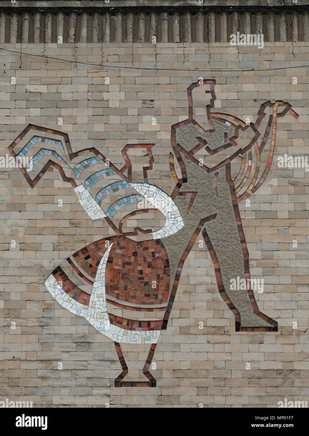 Décorations sur le côté de la Maison de la culture de l'ère soviétique représentant une femme portant des raisins un symbole traditionnel et un signe de la qualité de la viticulture moldave et de la vinification dans la ville de Bender nom officiel de facto Bendery à Pridnestrovie, officiellement connu sous le nom de République moldave Pridnestrovienne PMR et également appelé Transnistrie depuis 1992 un État sécessionniste enclavé internationalement reconnu comme faisant partie de la Moldavie Banque D'Images
