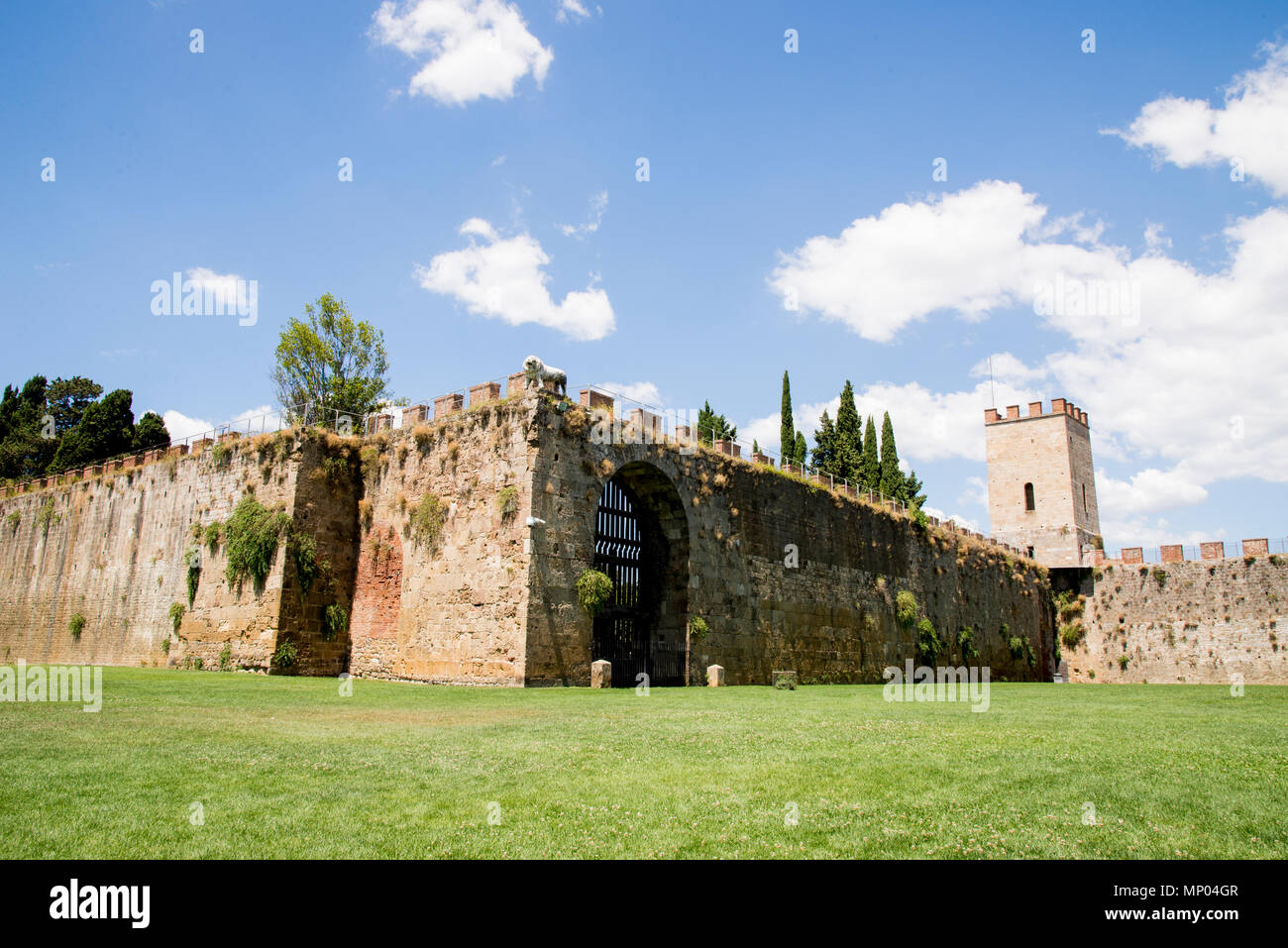 De nouveaux murs de la ville, érigée en 1156 par le Consul Cocco Griffi. Domaine de Miracles Campo dei Miracoli, à proximité des murailles derrière le baptistère de Saint Jean Batti Banque D'Images