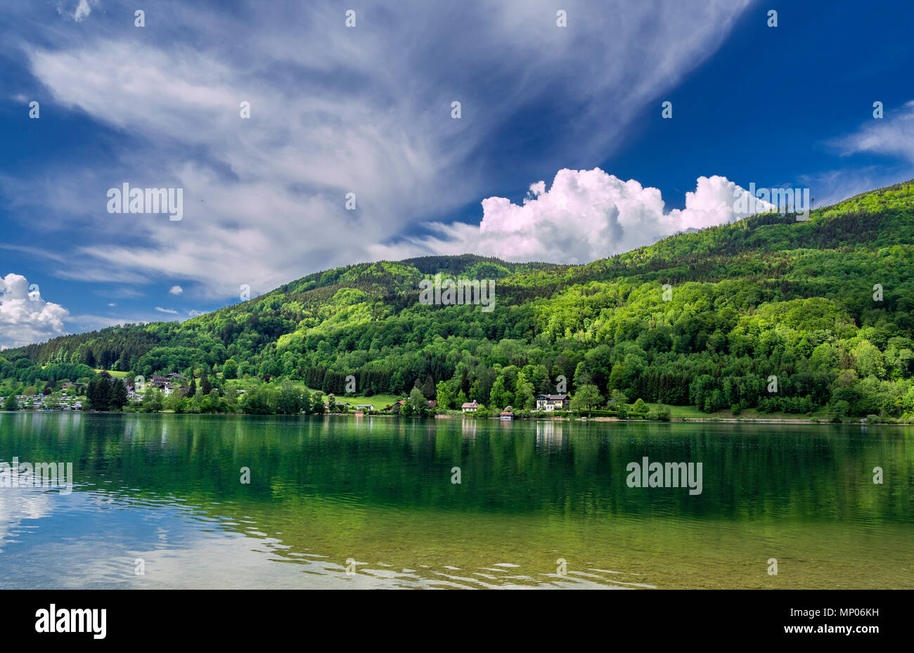 Lac de Mondsee dans le Salzkammergut, Salzburger Land, Autriche, Europe Banque D'Images