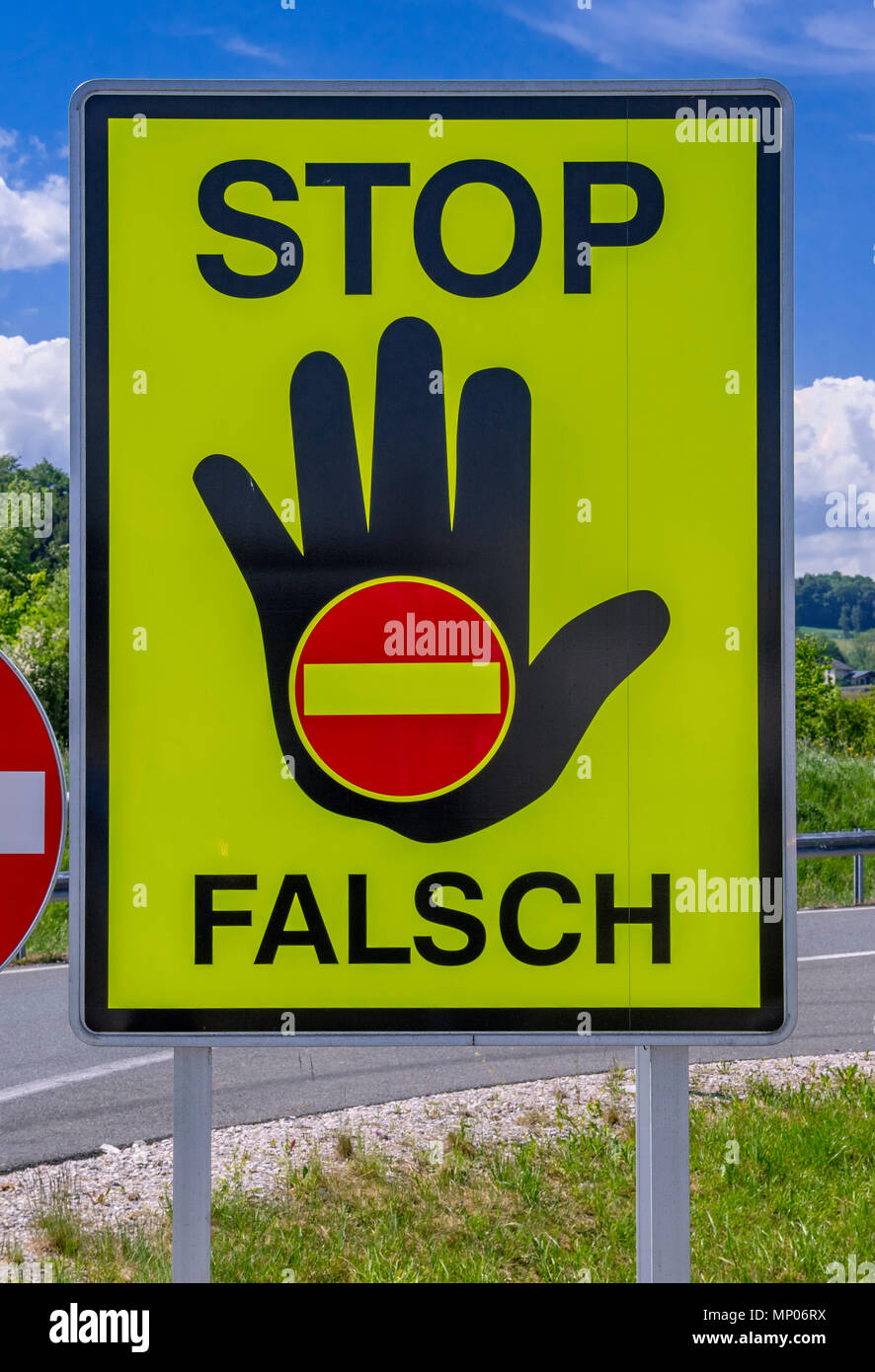 Signe de la circulation, s'arrêter avec la main tendue, faux sens, pas d'entrée, l'Autriche, Europe Banque D'Images