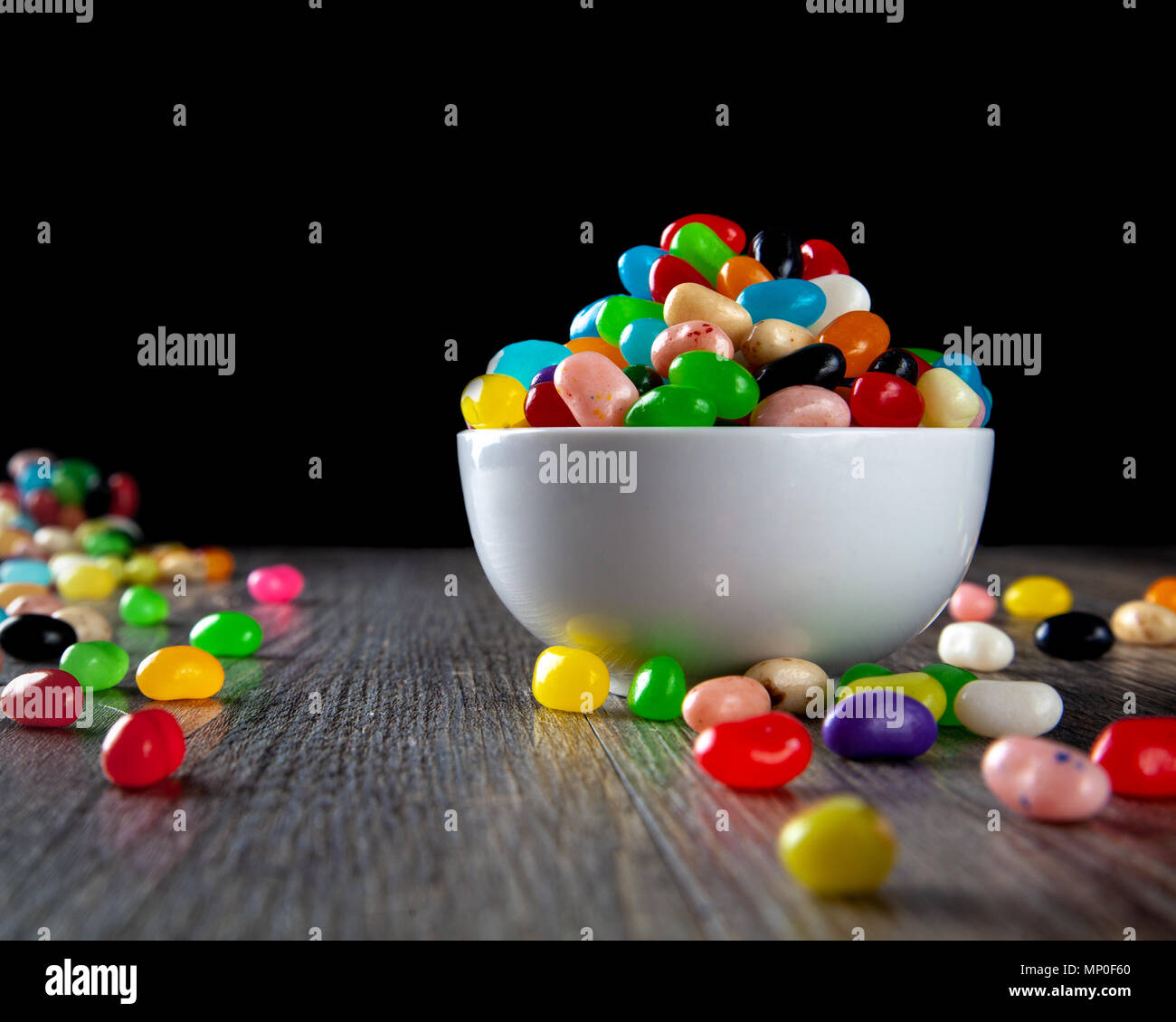 Bonbons haricots dans un bol blanc sur la table Banque D'Images