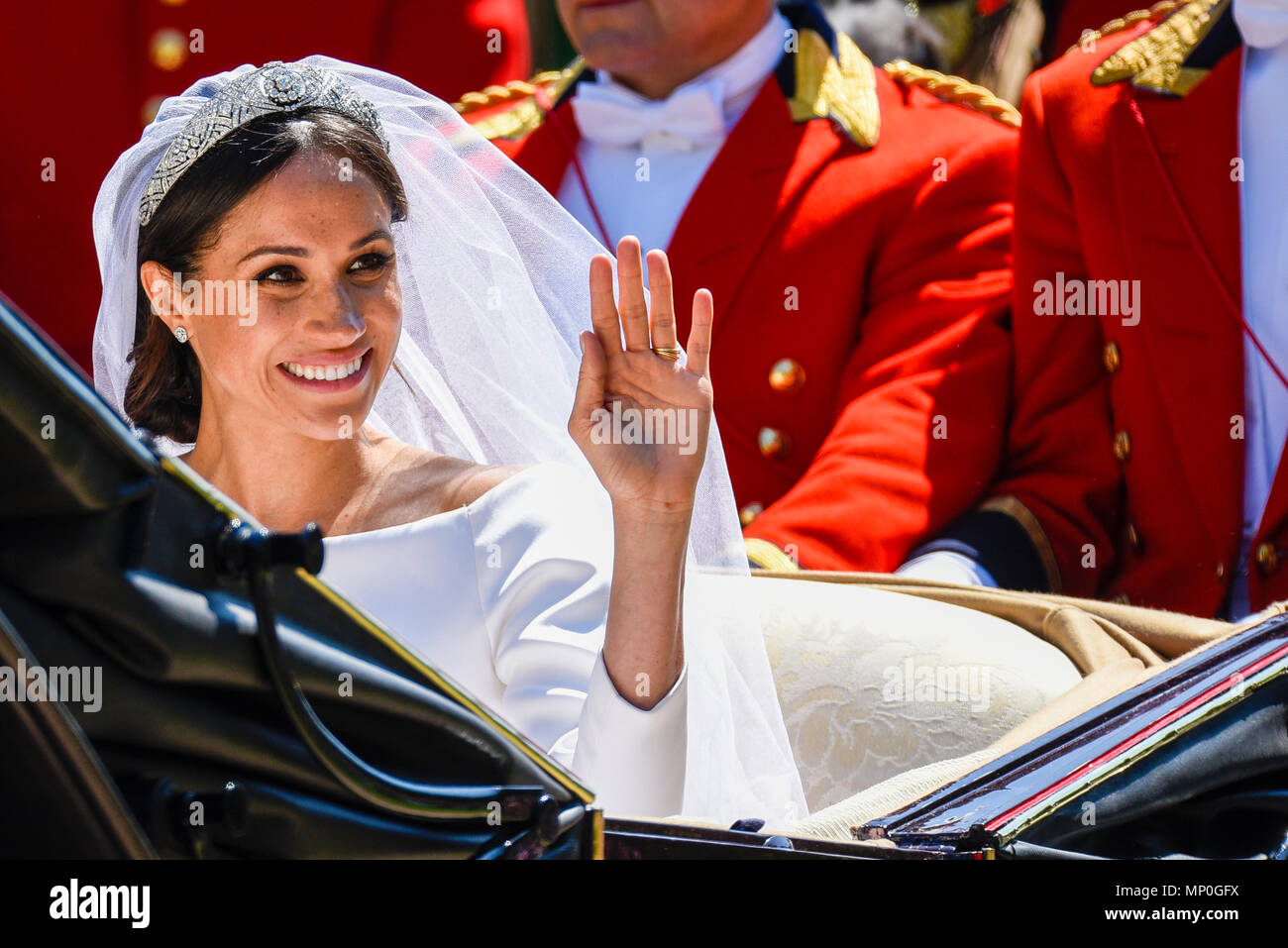 Meghan Markle en procession du chariot après le mariage royal à Windsor. Sur la longue marche. Duchesse de Sussex. Robe de mariage, tiara et voile. Forme Banque D'Images