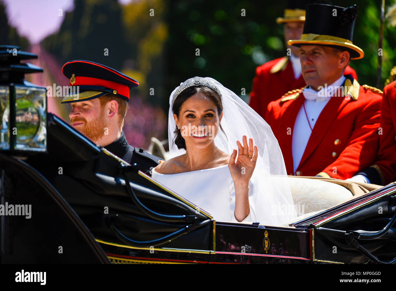 Meghan Markle et le prince Harry procession du chariot après le mariage royal à Windsor. Sur la longue marche. Duc et Duchesse de Cambridge. Robe de mariage Banque D'Images