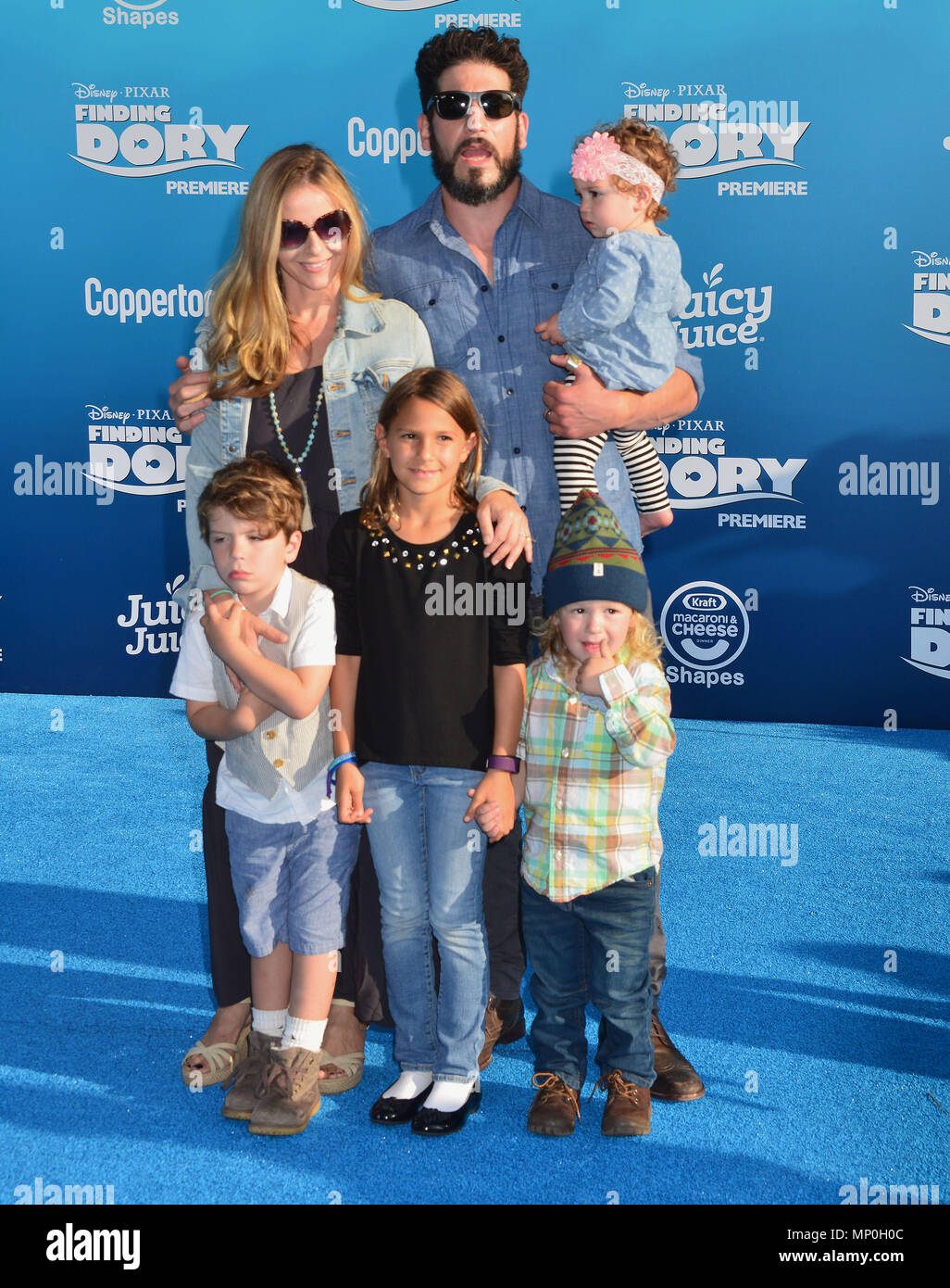Jon Bernthal et la famille à la recherche d'Dory Première au El Capitan Theatre de Los Angeles. 7 juin 2016.Jon Bernthal et famille ------------- Red Carpet Event, Vertical, USA, Cinéma, Célébrités, photographie, Bestof, Arts, Culture et divertissement, Célébrités Topix fashion / Vertical, Best of, événement dans la vie d'Hollywood, Californie - Tapis rouge et en backstage, USA, Cinéma, Célébrités, cinéma, télévision, Célébrités célébrités musique, photographie, Arts et culture, Bestof, divertissement, Topix, verticale de la famille de l'année 2016, enquête tsuni@Gamma-USA.com , Hu Banque D'Images