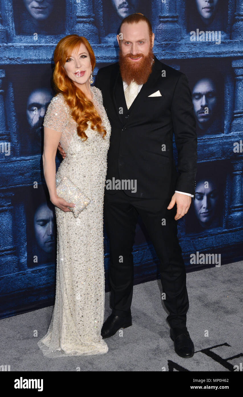 Kristofer Hivju, Gry Molv¾r 318 arrivant à la Game of Thrones au théâtre chinois de Grauman à Los Angeles. 10 avril, 2016.Kristofer Hivju, Gry Molv¾r 318 ------------- Red Carpet Event, Vertical, USA, Cinéma, Célébrités, photographie, Bestof, Arts, Culture et divertissement, Célébrités Topix fashion / Vertical, Best of, événement dans la vie d'Hollywood, Californie - Tapis rouge et en backstage, USA, Cinéma, Célébrités, cinéma, télévision, Célébrités célébrités musique, photographie, Arts et culture, Bestof, divertissement, Topix, verticale de la famille de l'année 2016, enquête ts , Banque D'Images