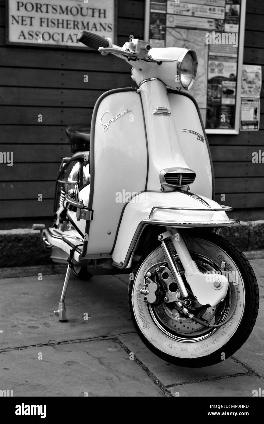 Bel exemple de l'classic Mod Scooter. Pris dans l'arsenal de Portsmouth, Hampshire UK 2016 Banque D'Images