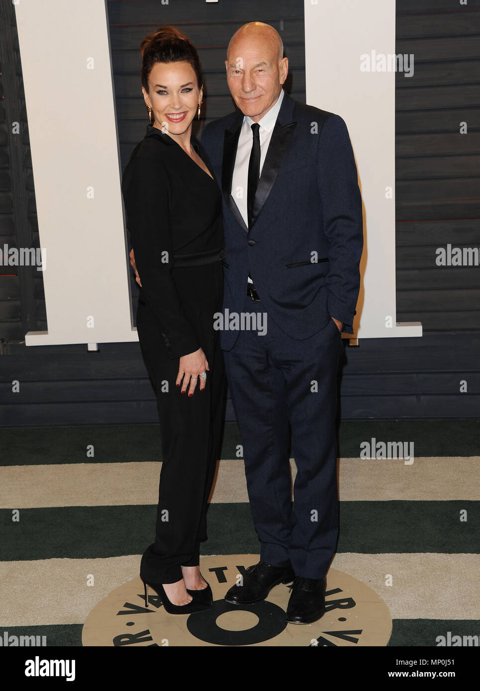 Patrick Stewart et femme d'arriver à la Vanity Fair Oscar Party 2016 du à la Playhouse de Los Angeles. Le 28 février 2016. Patrick Stewart et l'épouse ------------- Red Carpet Event, Vertical, USA, Cinéma, Célébrités, photographie, Bestof, Arts, Culture et divertissement, Célébrités Topix fashion / Vertical, Best of, événement dans la vie d'Hollywood, Californie - Tapis rouge et en backstage, USA, Cinéma, Célébrités, cinéma, télévision, Célébrités célébrités musique, photographie, Arts et culture, Bestof, divertissement, Topix, verticale de la famille de l'année , 2016, enquête tsuni@G Banque D'Images