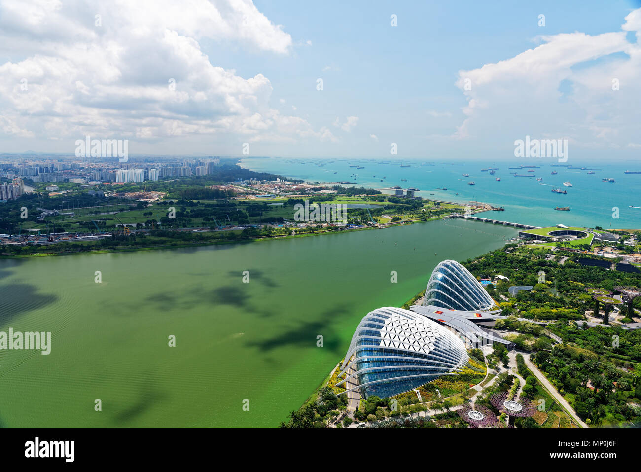 Singapour - Avril 2018.Vue depuis le dernier étage de l'Hôtel Marina Sands dans les jardins de la baie et de la Marina Bay à Singapour, avril 2018.Editorial.v horizontale Banque D'Images