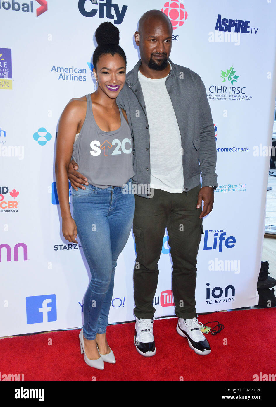 Sonequa Martin-Green, Kenric 150 vert au Hollywood Unites pour le 5ème Congrès biennal Stand Up to Cancer (SU2C), un programme de la Fondation de l'industrie du divertissement (FEI) au Disney Hall à Los Angeles. 9 Septembre, 2016.Sonequa Martin-Green, Kenric 150 vert ------------- Red Carpet Event, Vertical, USA, Cinéma, Célébrités, photographie, Bestof, Arts, Culture et divertissement, Célébrités Topix fashion / Vertical, Best of, événement dans la vie d'Hollywood, Californie - Tapis rouge et en backstage, USA, Cinéma, Célébrités, cinéma, télévision, célébrités, célébrités musique c Banque D'Images