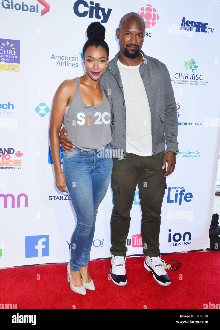 Sonequa Martin-Green, Kenric 153 vert au Hollywood Unites pour le 5ème Congrès biennal Stand Up to Cancer (SU2C), un programme de la Fondation de l'industrie du divertissement (FEI) au Disney Hall à Los Angeles. 9 Septembre, 2016.Sonequa Martin-Green, Kenric 153 vert ------------- Red Carpet Event, Vertical, USA, Cinéma, Célébrités, photographie, Bestof, Arts, Culture et divertissement, Célébrités Topix fashion / Vertical, Best of, événement dans la vie d'Hollywood, Californie - Tapis rouge et en backstage, USA, Cinéma, Célébrités, cinéma, télévision, célébrités, célébrités musique c Banque D'Images