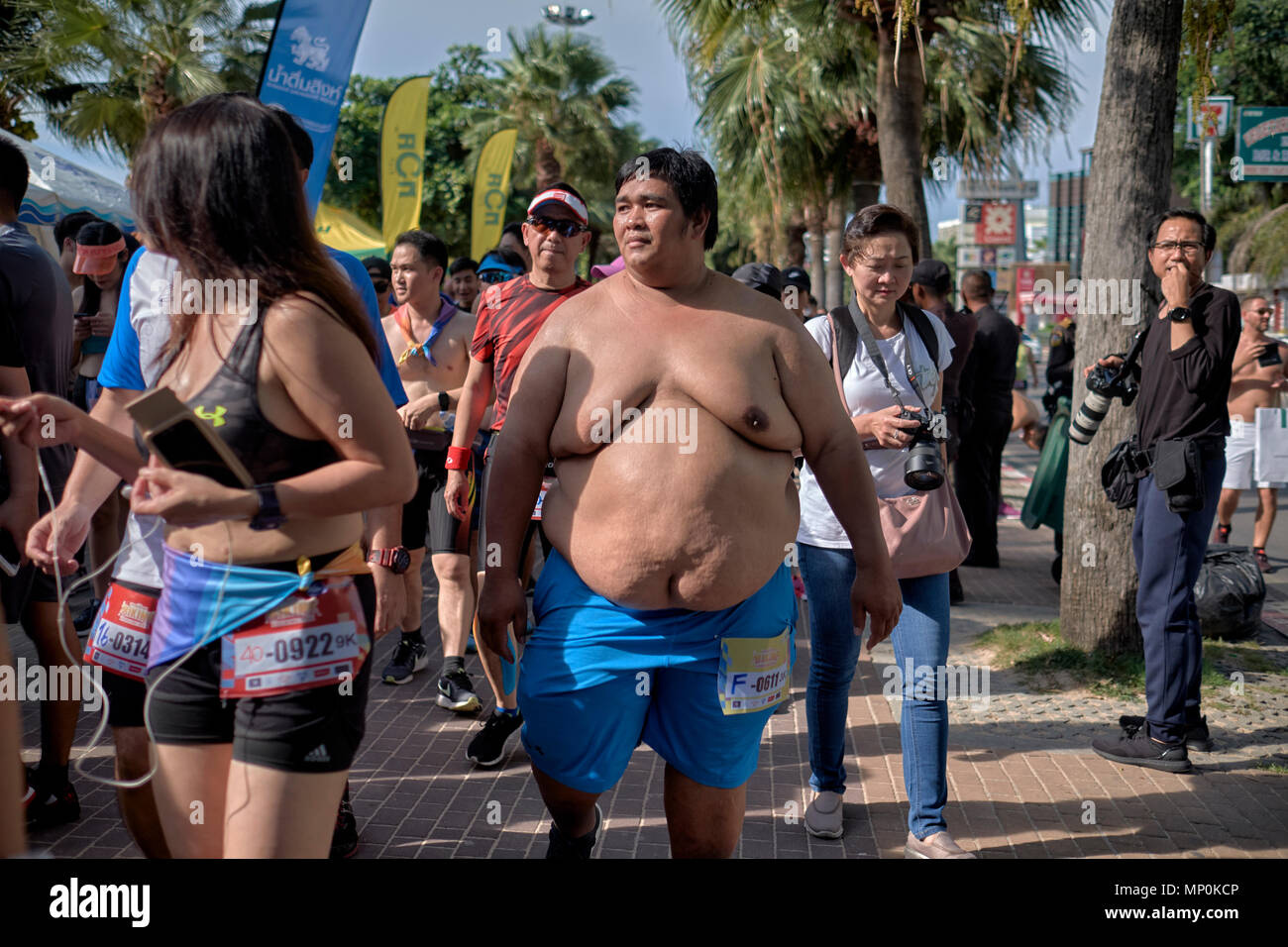 Homme obèse participant à un événement Fun Run. Concurrents en surpoids, Pattaya, Thaïlande, 2018 Banque D'Images