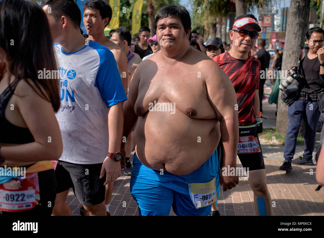 Homme obèse participant à un événement Fun Run. Concurrents en surpoids, Pattaya, Thaïlande, 2018 Banque D'Images