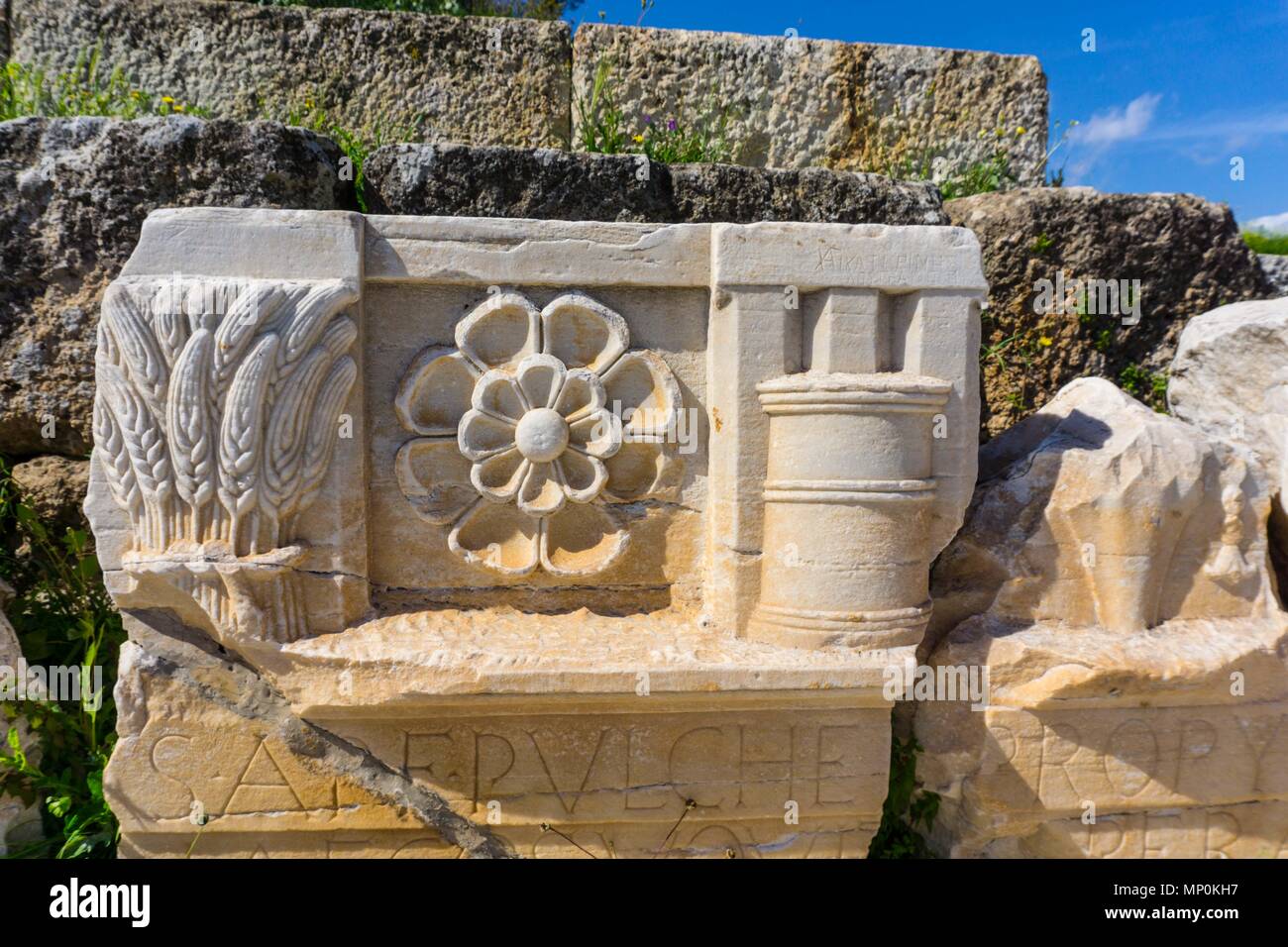 Site archéologique d'Eleusis (Eleusina). Sculptures romaines. L'approche de la romaine le centre du sanctuaire a été construit par Hadrien Banque D'Images