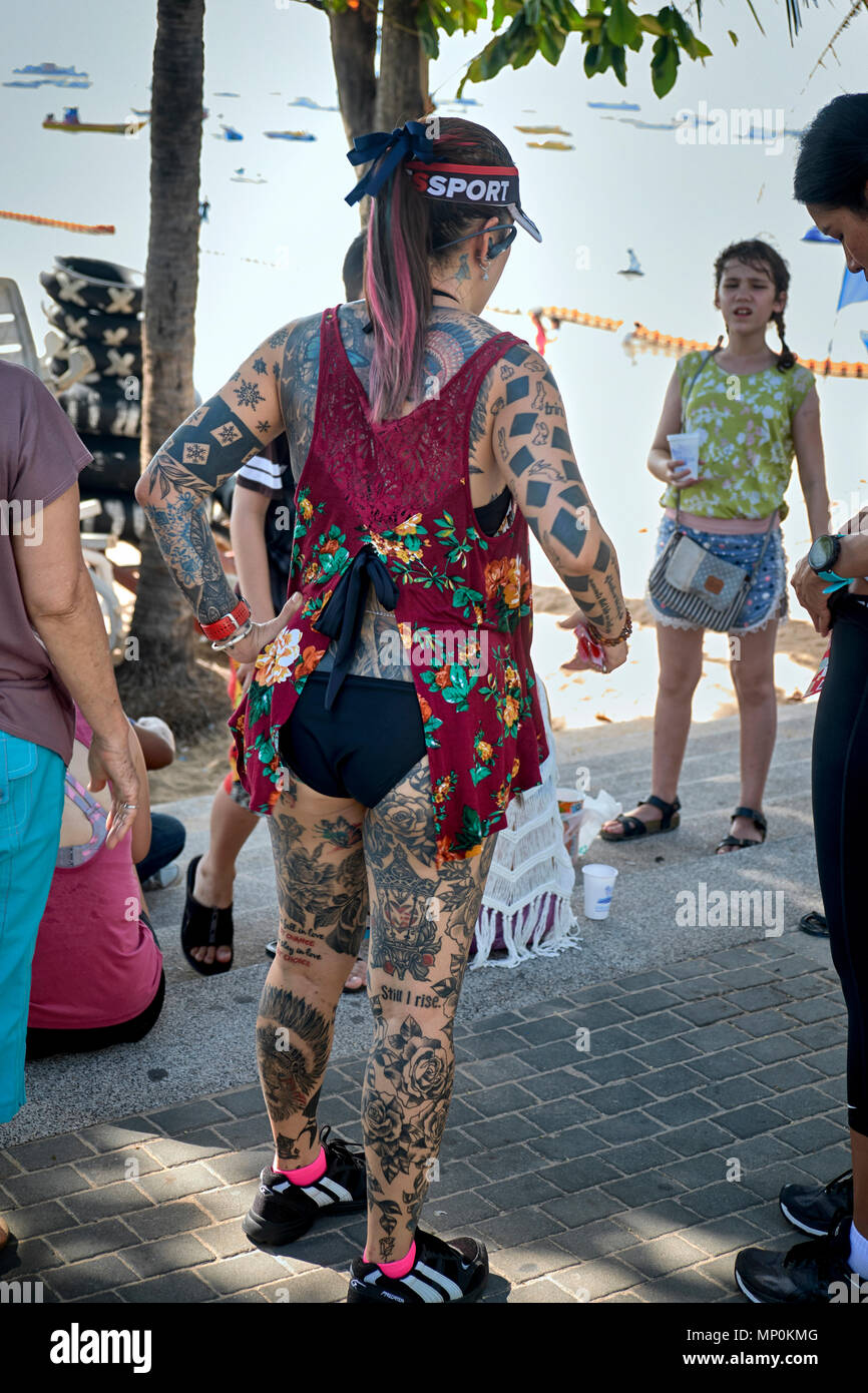 Femme tatouée. Tattooed femelle en compétition dans le Bikini Fun Run, Pattaya, Thaïlande, 2018 Banque D'Images