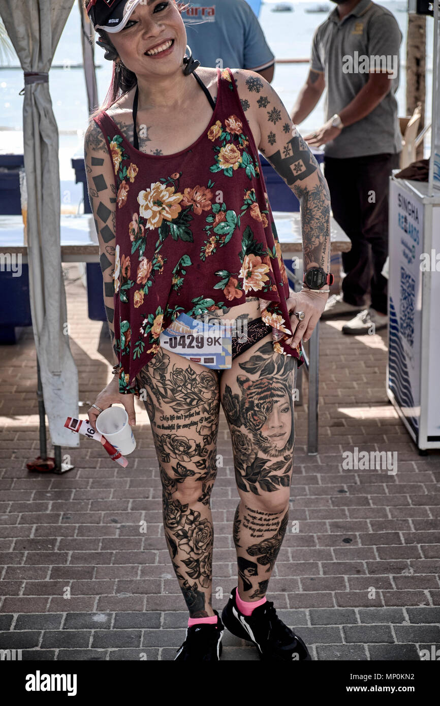 Femme tatouée. Tattooed femelle en compétition dans le Bikini Fun Run, Pattaya, Thaïlande, 2018 Banque D'Images