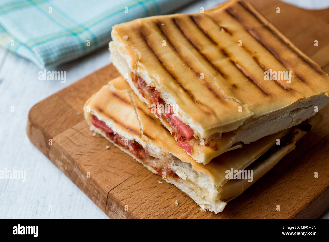 Toast Sandwich Pizza réduit de moitié. Prêt à manger. Le fast food. Banque D'Images