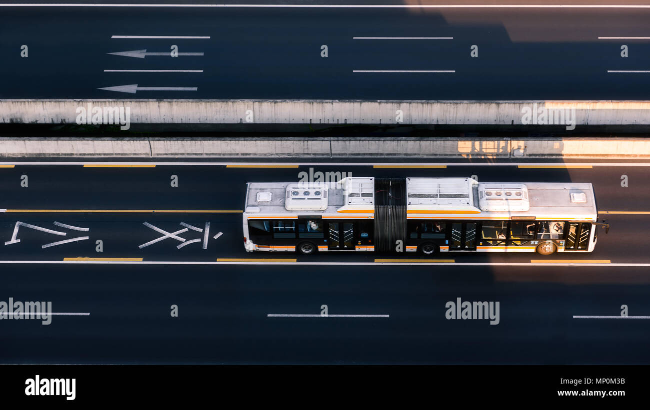 La conduite d'autobus sur l'autoroute avec deux caractères chinois qui signifie 'BUS' sur la route Banque D'Images