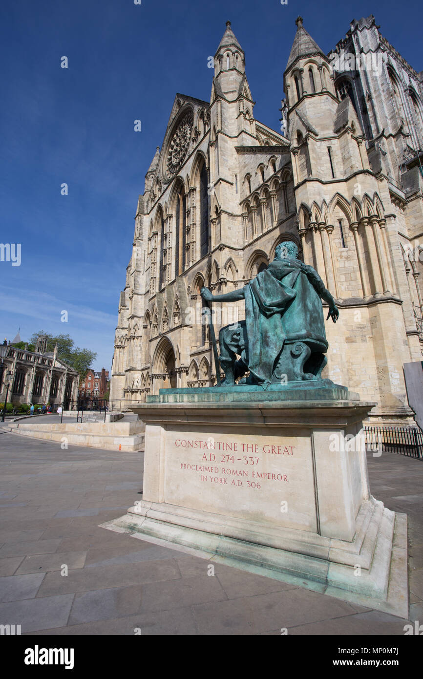 La statue de l'empereur romain Constantin le Grand à l'extérieur du portail sud de la cathédrale de York, York, Angleterre Banque D'Images
