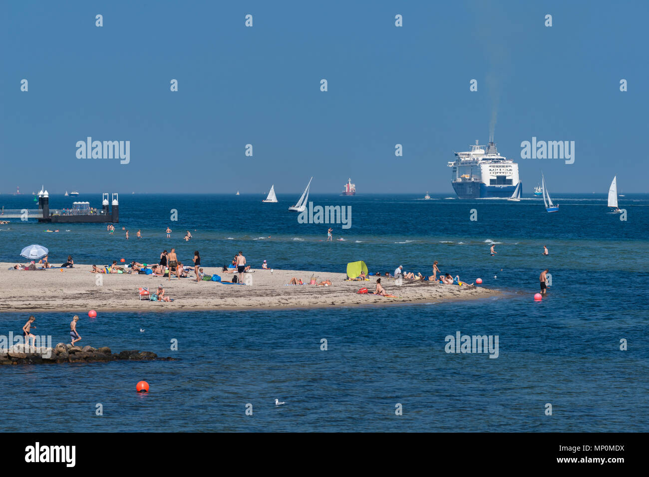 Détente sur une chaude journée d'été à la plage 'Falkensteiner Strand', la 'ligne Kiel-Oslo liner Couleur' est de partir pour Oslo, Kiel, Kiel, Allemagne, Banque D'Images