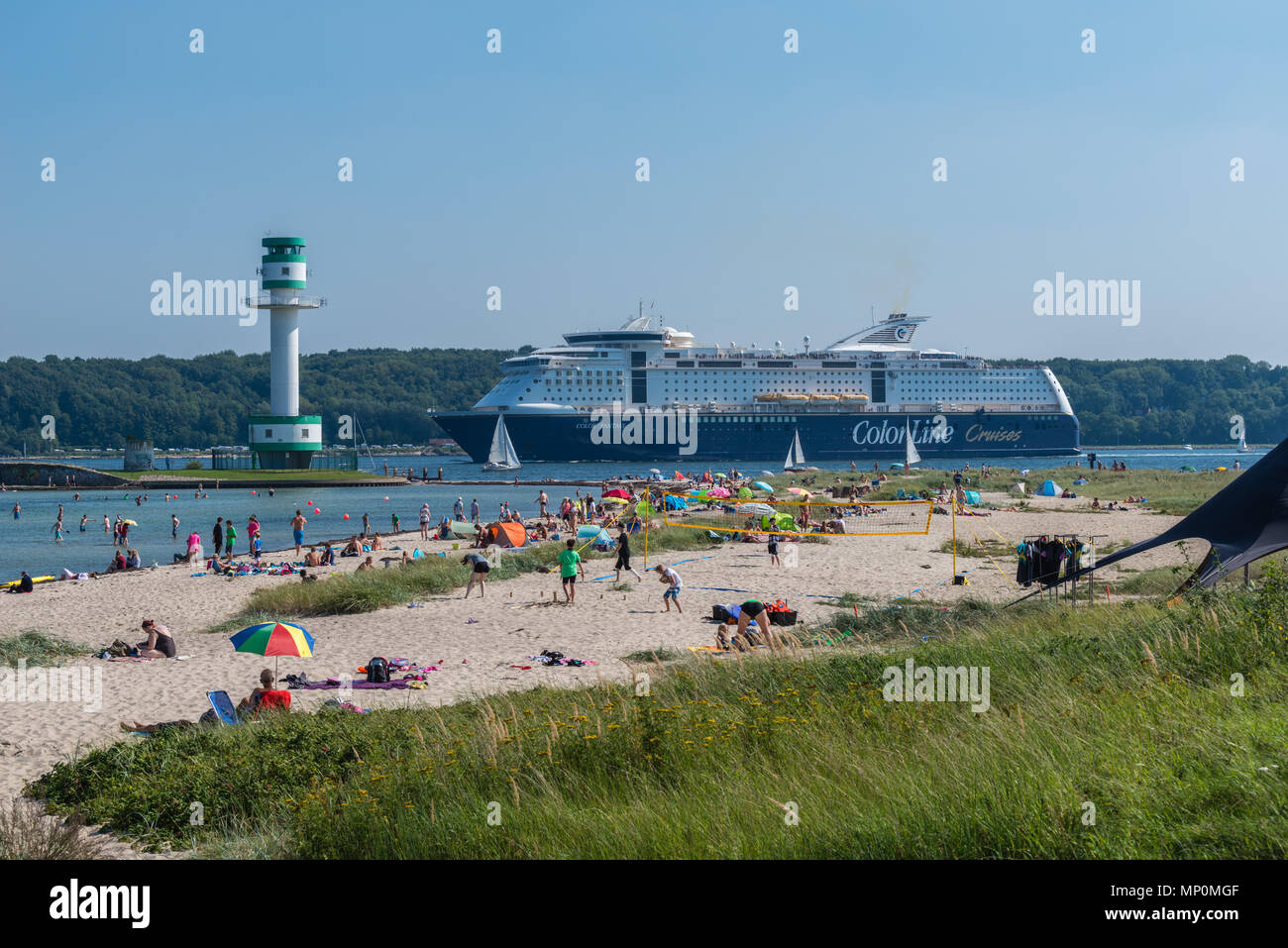 Détendez-vous lors d'une chaude journée d'été à la plage 'Falkensteiner Strand', le ferry de Kiel-Oslo 'Color Fantasy', Kiel Fjord, Kiel, phare, Allemagne du Nord Banque D'Images