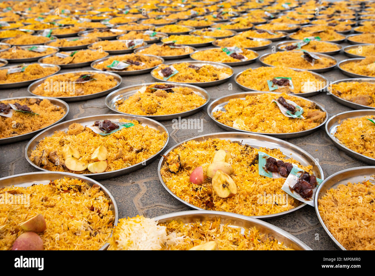 Les plaques d'Birjani en attente d'être distribuée dans une mosquée locale dans le cadre du Ramadan la charité. Dubaï, Émirats arabes unis. Banque D'Images