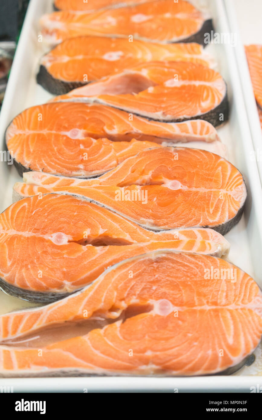 Darnes de saumon frais au marché de poissons Banque D'Images