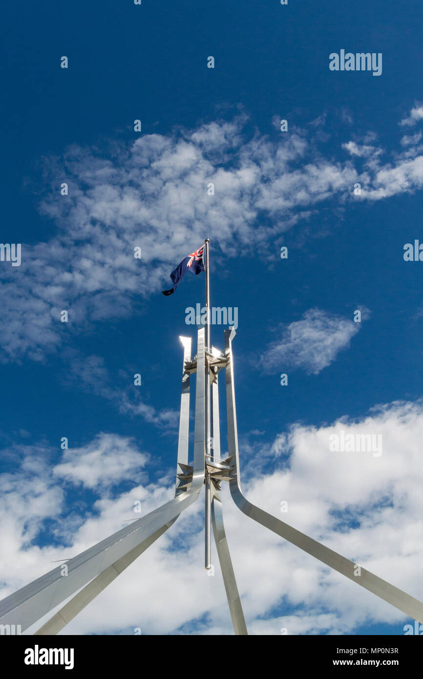 Le drapeau Australien volant à la Maison du Parlement, Canberra, ACT, Australie Banque D'Images