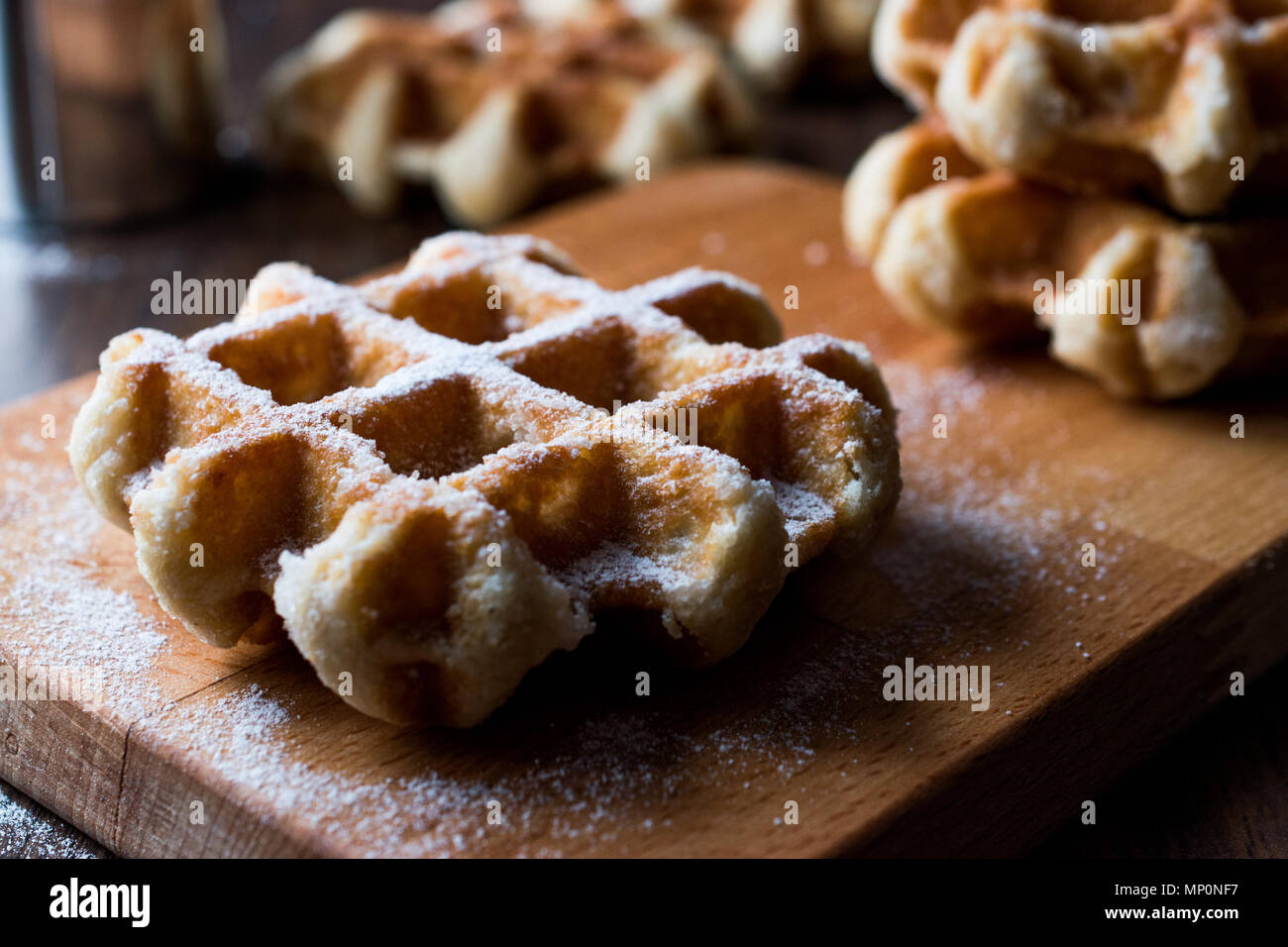 Belgique gaufre avec du sucre en poudre. La nourriture traditionnelle. Banque D'Images