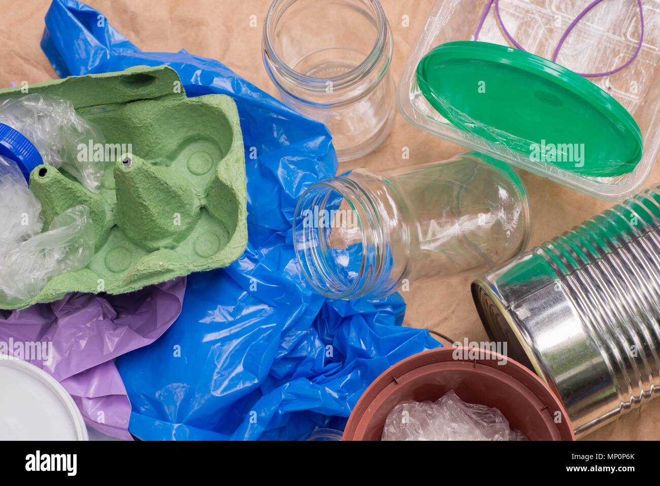 Des matériaux recyclables, le recyclage des déchets : métal, plastique,  papier et verre et Photo Stock - Alamy