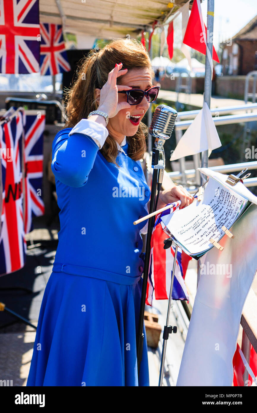 Salut à la 40s populaire événement nostalgique en Angleterre. La victoire de la chanteuse femme Bande de guerre chantant sur le pont de P22 à Sandwich. Banque D'Images