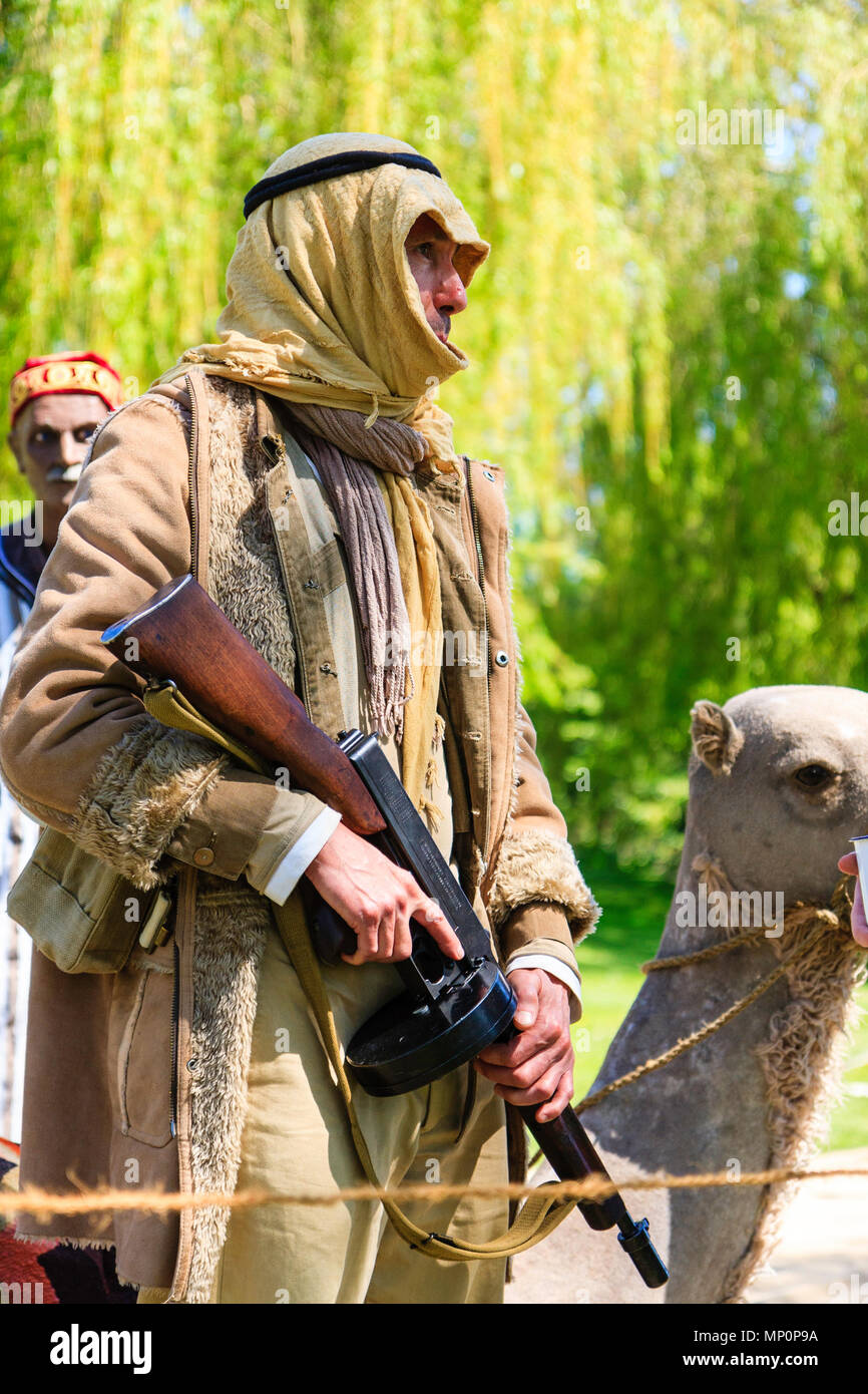 Salut au populaire 40s à l'événement Ville Sandwich, Kent. Jeune homme Reenactor habillé en soldat britannique en costume de Bédouins arabes, holding machine gun. Banque D'Images