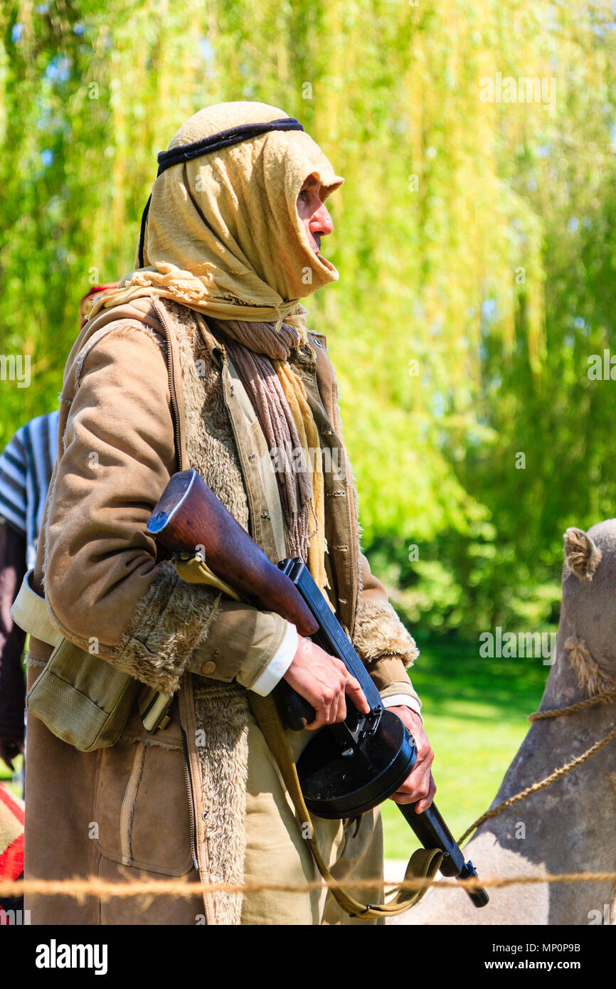 Salut au populaire 40s à l'événement Ville Sandwich, Kent. Jeune homme Reenactor habillé en soldat britannique en costume de Bédouins arabes, holding machine gun. Banque D'Images