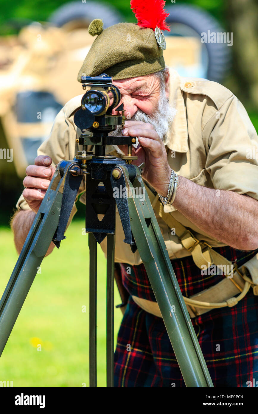 Salute to the 40s événement populaire à Sandwich, dans le Kent. La seconde guerre mondiale soldat écossais de la Rats du désert groupe de reconstitution à l'aide d'un géomètre sur trépied Banque D'Images