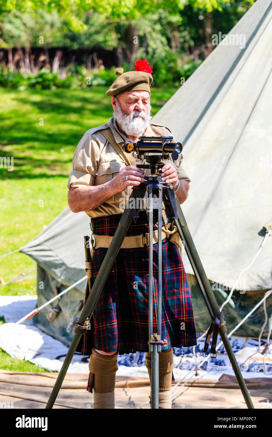 Salute to the 40s événement populaire à Sandwich, dans le Kent. La seconde guerre mondiale soldat écossais de la Rats du désert groupe de reconstitution à l'aide d'un géomètre sur trépied Banque D'Images