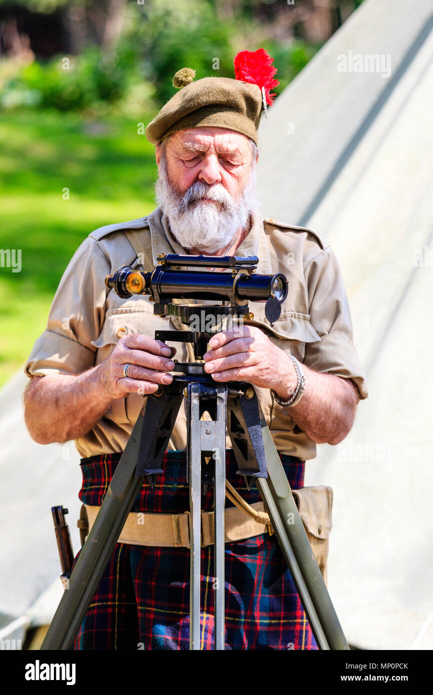 Salute to the 40s événement populaire à Sandwich, dans le Kent. La seconde guerre mondiale soldat écossais de la Rats du désert groupe de reconstitution à l'aide d'un géomètre sur trépied Banque D'Images