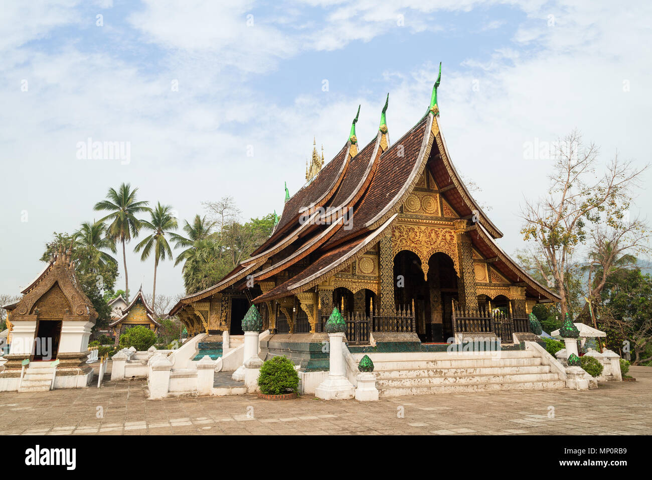 Vue sur le temple bouddhiste Wat Xieng Thong (Temple de la ville d'or') à Luang Prabang, Laos. Banque D'Images