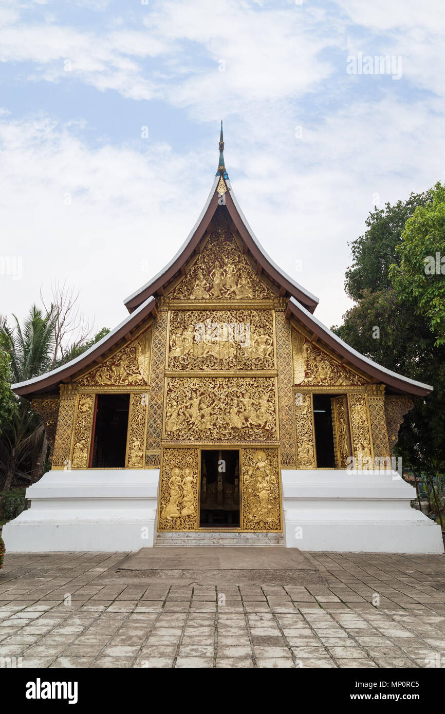 Vue avant de l'ornate chapelle funéraire au temple Wat Xieng Thong ('Temple de la ville d'or') à Luang Prabang, Laos. Banque D'Images