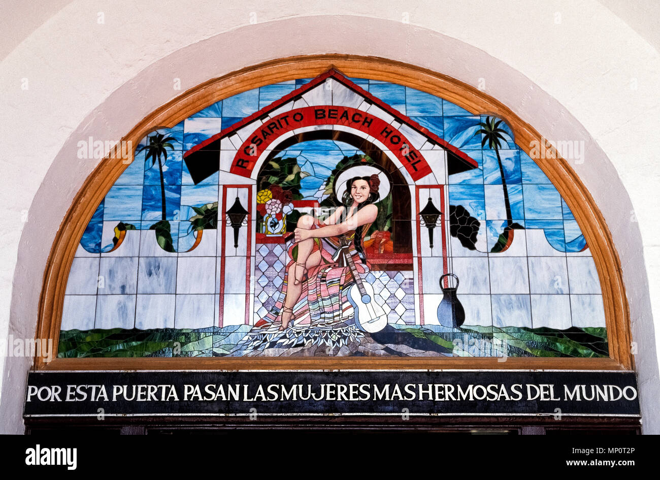Historique un vitrail et un salut en espagnol -- 'par cette porte passer les plus belles femmes du monde" -- accueille les clients au-dessus de l'entrée de l'Archway monument Rosarito Beach Hôtel qui a ouvert dans les années 20, quelques kilomètres au sud de la frontière entre les États-Unis et le Mexique près de Tijuana en Basse Californie, Mexique, Amérique du Nord. La femelle en vedette dans l'œuvre d'art est l'actrice mexicaine Maria Luisa Chabert, future épouse de l'homme qui plus tard a acheté les 10 chambres de l'hôtellerie et a commencé sa croissance à l'oceanfront resort moderne qu'il est aujourd'hui. Banque D'Images