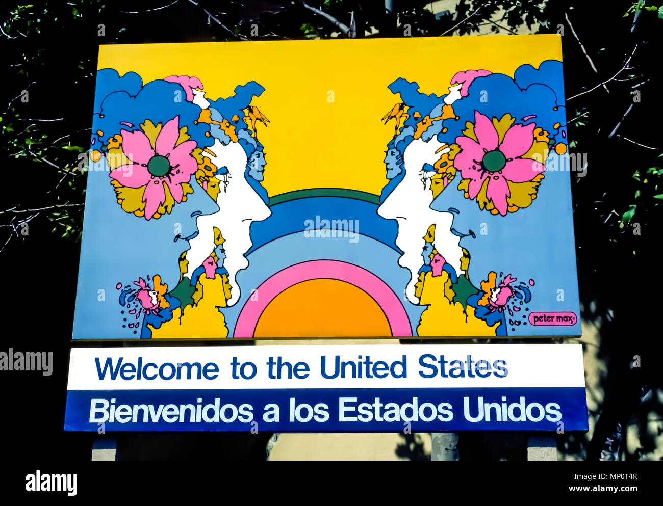Un signe du gouvernement américain illustré par l'artiste américain Peter Max accueille les visiteurs et immigrants aux États-Unis en anglais et en espagnol à la frontière internationale au croisement à Tijuana, au Mexique, en Amérique du Nord. Un maître du pop art, connu pour son utilisation de couleurs vives dans son travail, Max est le portrait officiel de l'artiste bienvenue bannières en points d'entrée américains. Banque D'Images