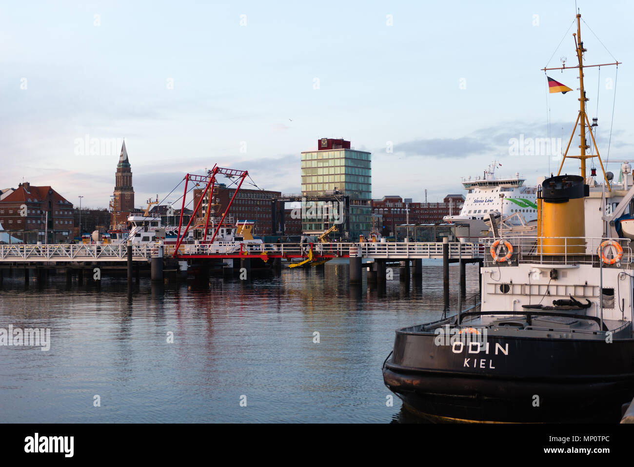Vue sur la ville de Kiel à la fin de la baie de Kiel, l'Hörn, et que le volet pont traversant l'Hörn, Kiel, Schleswig-Holstein, Allemagne Banque D'Images Vue sur la ville de Kiel à la fin de la baie de Kiel, l'Hörn, et que le volet pont traversant l'Hörn, Kiel, Schleswig-Holstein, Allemagne Banque D'Images